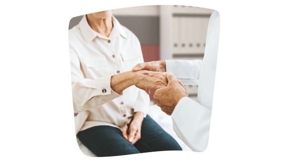 Imagen de una persona mayor en una consulta médica por una herida en la mano que no cicatriza bien. Imagen de una persona mayor en una consulta médica por una herida en la mano que no cicatriza bien.